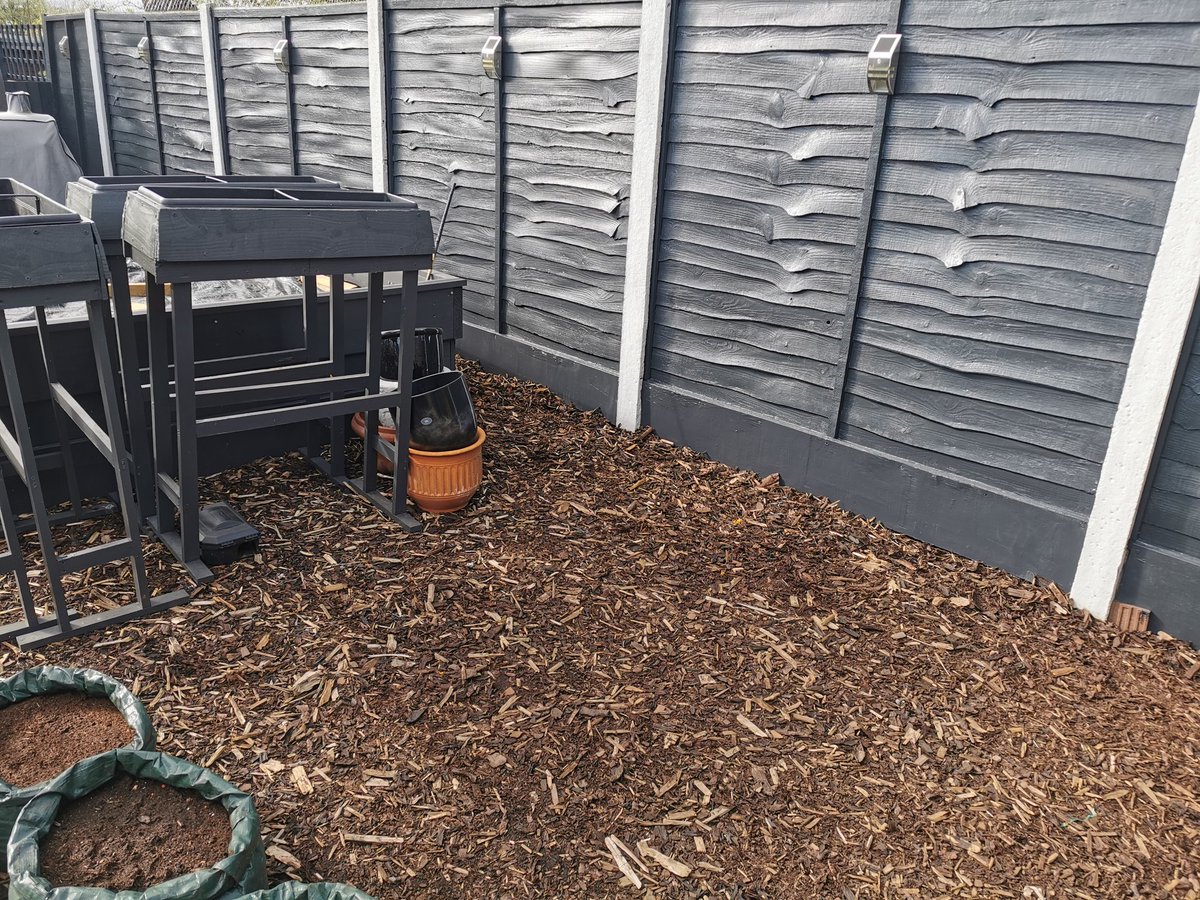 Okey, so although 73% of me is now covered in paint, that's the back fence, woodstore, and one side of the shed finished. Just the pond, vegetable bed, and long fence to go...