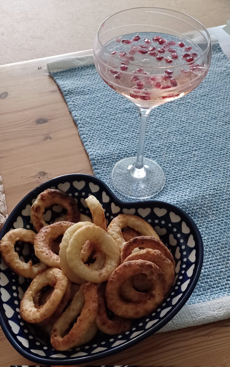 RevGillMorgan's tweet photo. My bank holiday: champagne &amp; onion rings! https://t.co/aakkEwVrBm