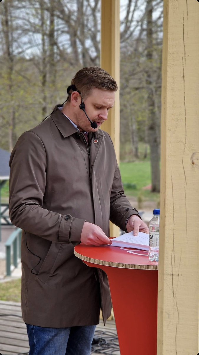 Vi kommer aldrig ha de stora och dolda ekonomiska krafterna på vår sida. Det är inte vi som är finansierade av näringslivet eller ekonomiskt starka borgliga tankesmedjor.
 
Vi är djupt beroende av varandra för framgång. #1maj