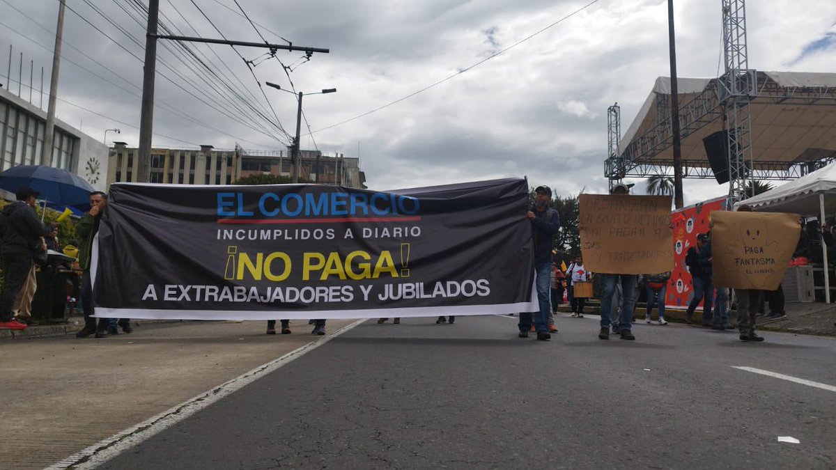moniquemendoza's tweet photo. La empresa @elcomerciocom afecta a más de 300 familias de extrabajadores y jubilados por el incumplimiento en pagos de liquidaciones y pensiones. Hoy participan en la marcha del #DiaDelTrabajo acompañados de familiares.
PagaComercioPaga #Indolente #PagaComercio @RamiroRiveraEc https://t.co/jFLImOpaYc