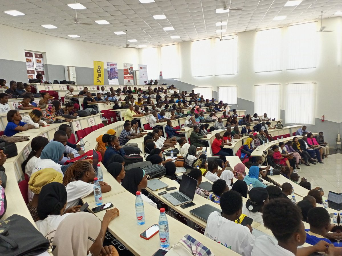 Nous avons organisé IWD Conakry 2023  le jeudi 27 avril 2023 après les formations sur Flutter et le Hackathon des  jeunes filles du 24 au 26 avril , merci à tous.
#MESRSI #GDGRatoma 
#MPETEN #GDGGuinée
#IWD2023 #Womentechmakers 
#DareToBe    
CC : <a href="/WomenTechmakers/">Women Techmakers</a> <a href="/googledevs/">Google for Developers</a>