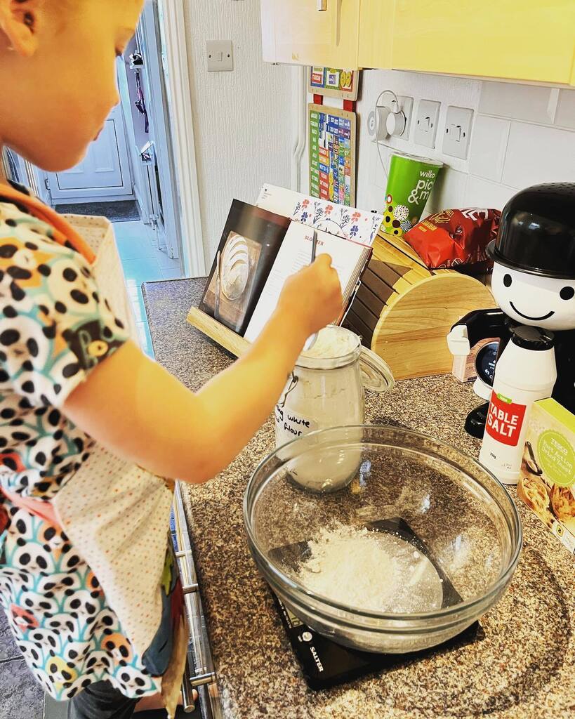 jacqui_dow5's tweet photo. Bit of bank holiday baking #homebaked #bakingbread #bakingwithkids https://t.co/aXMxL5aQlR https://t.co/5MYHbgT9Xo