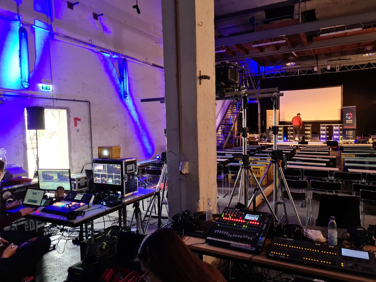 Vorbereitungen laufen. In einer halben Stunde bin ich live bei der Gameshow auf dem Gamesfestival der <a href="/ComputerSAk/">ComputerSpielAkademie【ツ】</a> #PlayYourHeartOut