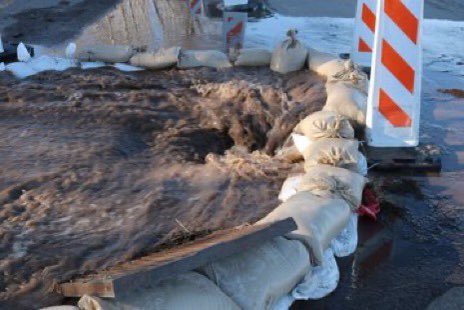 Sandbags surrounding @Gobearlake as this rapid warm up and flash of record breaking warmth prompts accelerated snowmelt. Thank you to @CDyerBearLake for sharing. #utwx #flooding