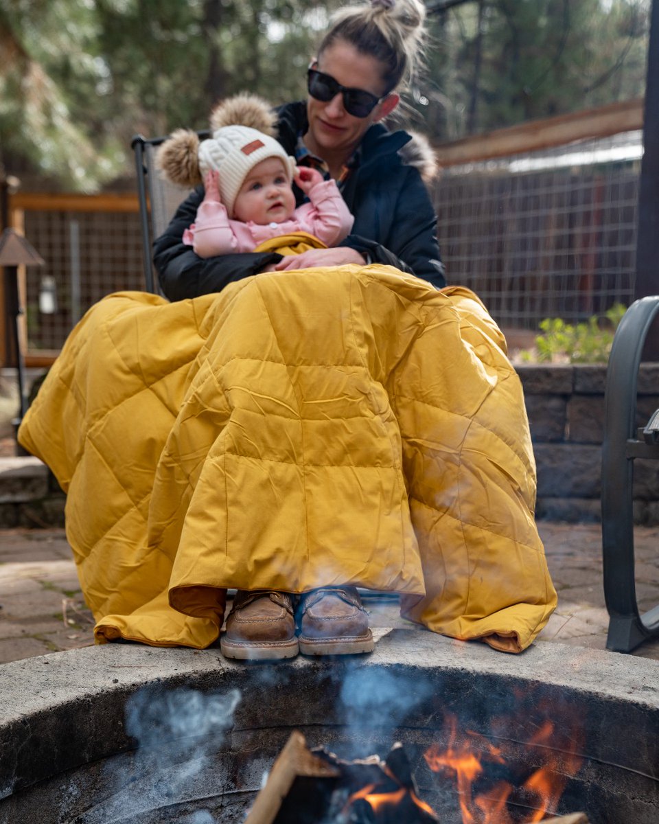 Our NanoLoft Flame blanket keeping the whole family cozy around the campfire. 🔥 Hit the link in our bio to shop this one, plus tons of other Mother's Day picks before the big day! The campfire song-singin' Mommas will thank you. #gorumpl