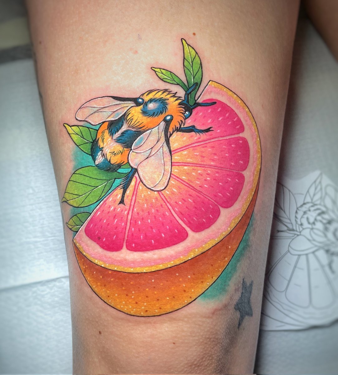 JustineLucyyink's tweet photo. Bees for all my new followers to see 🌸 https://t.co/90FH35dYHC