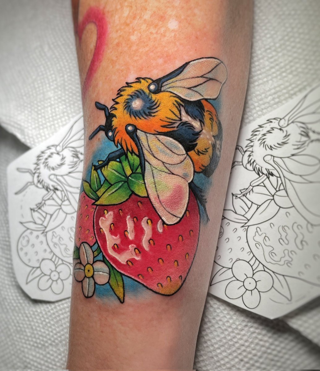 JustineLucyyink's tweet photo. Bees for all my new followers to see 🌸 https://t.co/90FH35dYHC