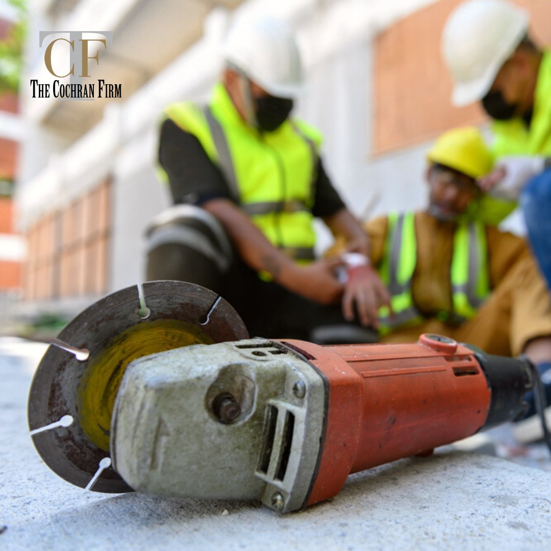 cochranphilly's tweet photo. Quick reminder for construction workers: Thousands of injuries occur on the job each year.

Try to limit your risk of injury by wearing all of your protective gear, being up to date on safety training, and always having a communication device on hand. https://t.co/aBl8HAI51w