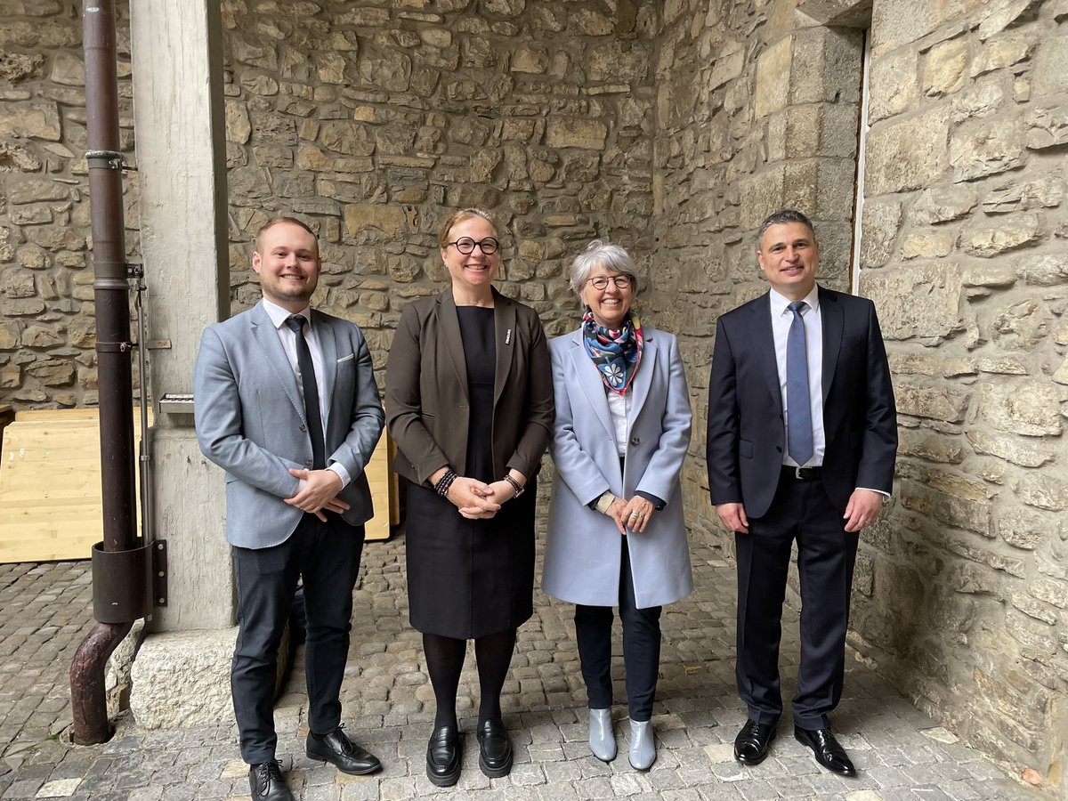 elisabeth_baume's tweet photo. L’accueil chaleureux reçu aujourd’hui à #Bulle m’a beaucoup touchée. A la curiosité des élèves du CO de la Tour-de-Trême ont succédé des échanges enrichissants avec des représentants du Conseil communal et de l’ @Etat_Fribourg. @SylvieBonvin https://t.co/0iZmOWNH1Y