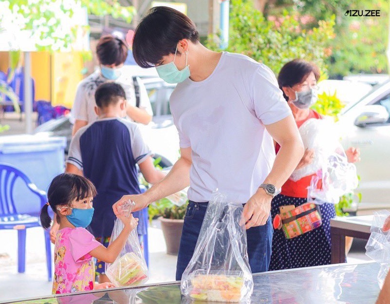 zeelicious_love's tweet photo. Zee Pruk Panich with Kids A look I'll Always Admire

He's so sweet and gentle with them 😭 
Love Papa Zee

@zee_pruk
#ZeePruk #Zunshine
#ลุคไหนก็เลิฟซี https://t.co/yjWpTHEtEt