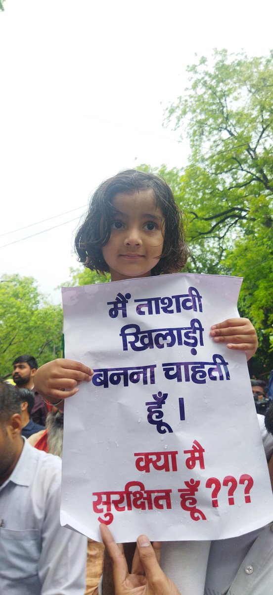 du_jat's tweet photo. देश के प्रधानमंत्री @narendramodi जी जवाब जरूर देना इस प्यारी बच्ची का 😒 
 
#ArrestBrajBhushan
#BajrangPunia 
#vineshphogat 

@Phogat_Vinesh @BajrangPunia https://t.co/vZv8BKI5pI