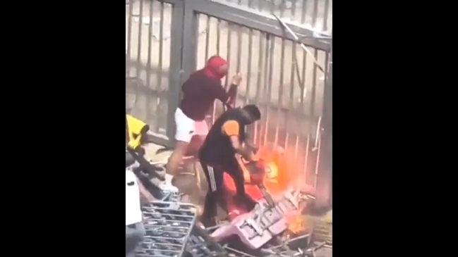 Cooperativa's tweet image. [VIDEO] Sin palabras: Un sujeto sacó una motosierra en graves incidentes en un partido de fútbol #CooperativaContigo alairelibre.cl/noticias/depor…