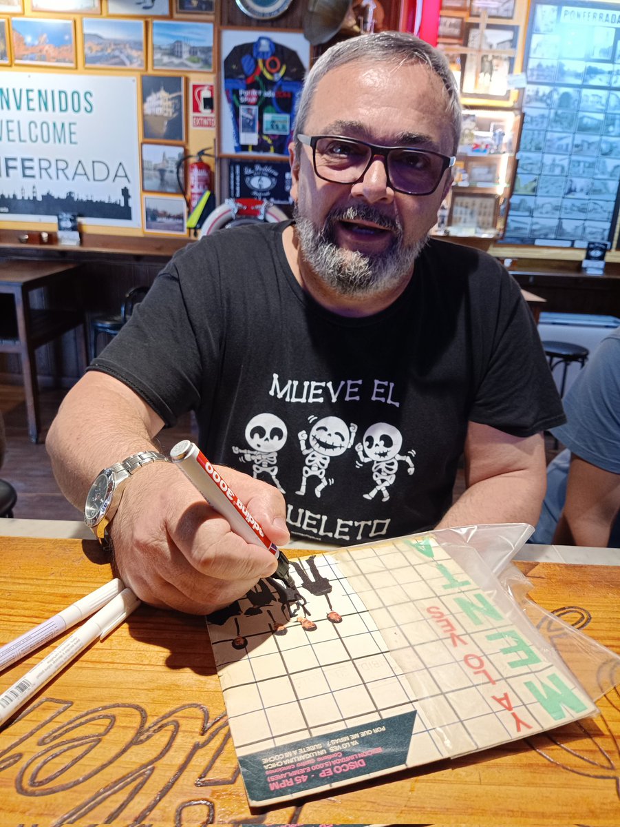 DESTILERIA_BAR's tweet photo. Suso firmando el single del grupo Ponferradino de los años 80 , #Menta, ahora a la espera de q pasen otros de sus componentes 👏
@mtascon
#yaloves #DestileriabarPonferrada #Ponferrada #Bierzo #enamoradosdePonferrada https://t.co/olR2GIxSsP