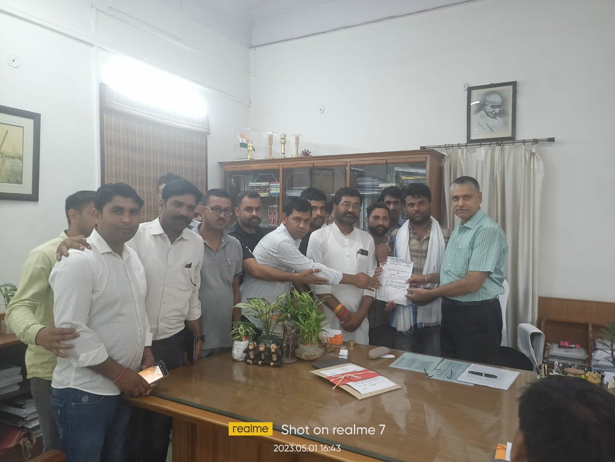 आज बड़े भाई <a href="/gajendrakhojas/">Gajendra Rathore</a> जी के साथ श्रीमान अखिल अरोरा जी से यूनियन की मांगों को लेकर सुखद सकारात्मक मुलाकात हुई। मननीय अरोड़ा जी ने हमारी मांगे पूर्ण करने का पूर्ण जिम्मेदारी ली है । लेकिन जब तक लिखित नही मिलेगा हड़ताल जारी रहेगी।
<a href="/RajCMO/">CMO Rajasthan</a> <a href="/AllMndy/">All Rajasthan MNDY Computer Operator Union</a>