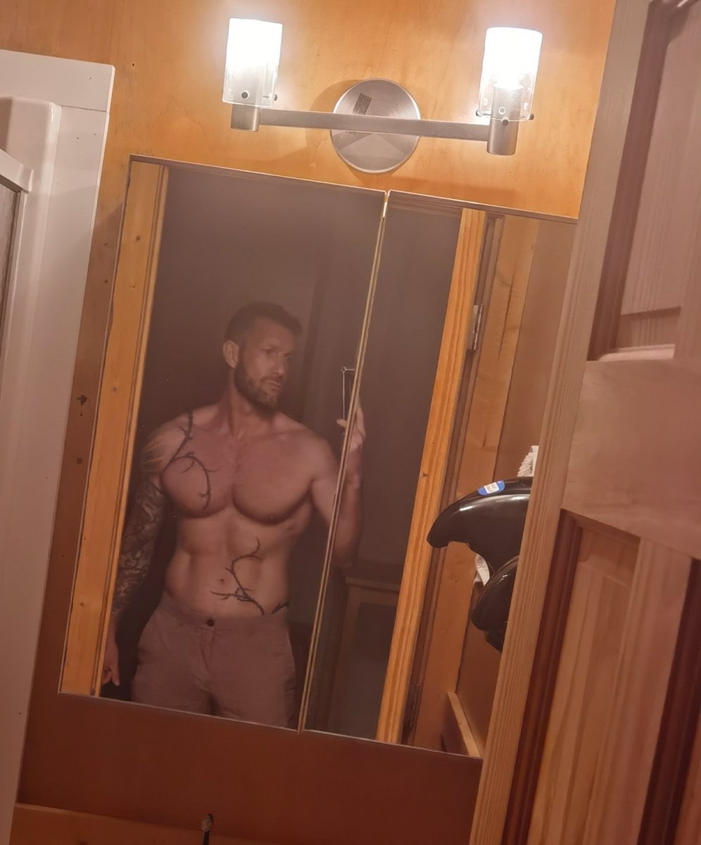 Getmydickhard's tweet photo. @RhyheimX @sirapoetam1 When are we meeting? https://t.co/ddlufZdnur