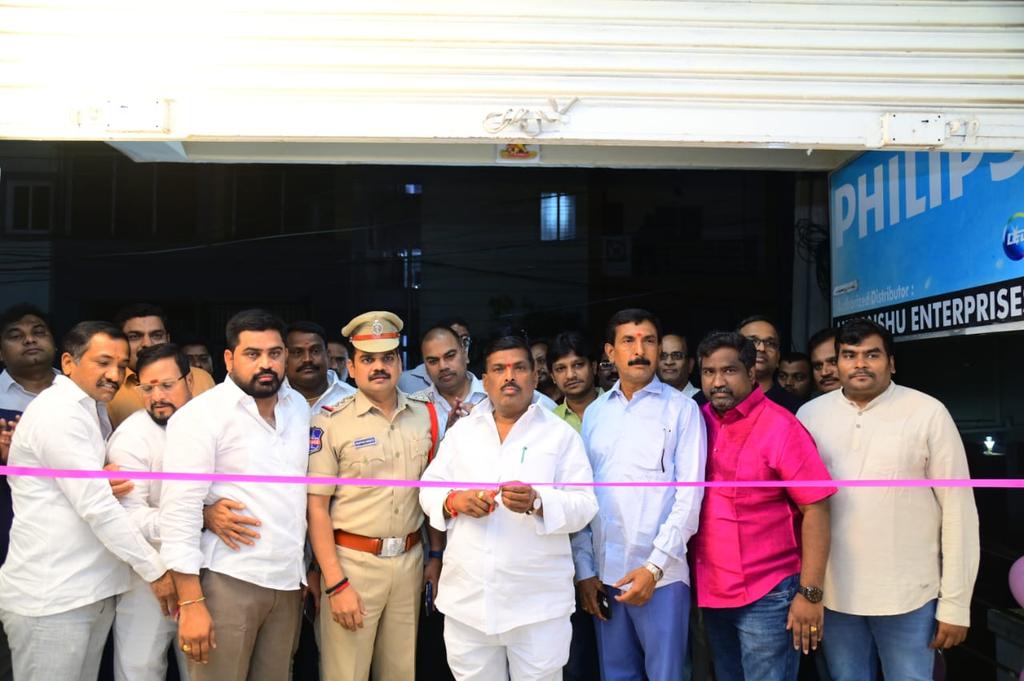 GMRMLAPTC's tweet image. @AmeenpurM పరిధిలోని 5వ వార్డు మాధవపురి హిల్స్, ఆర్టీసీ కాలనీ, జనప్రియ కాలనీలలో 15 లక్షల రూపాయలతో ఏర్పాటు చేసిన 100  #cccamera లను ప్రారంభించిన @GMRMLAPTC గారు  హాజరైన స్థానిక ప్రజా ప్రతినిధులు, పోలీస్ శాఖ అధికారులు.
@TelanganaCMO @TelanganaDGP 
@PanduThummala @spsangareddy