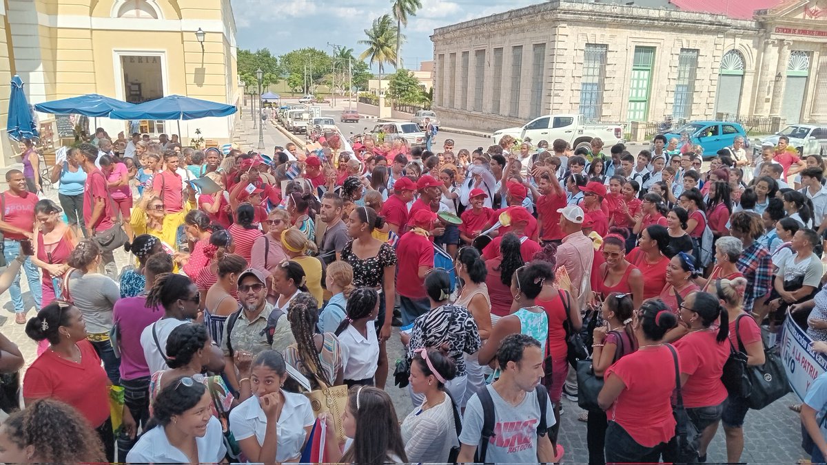 Nuestro #IPUDubrocq presente en homenaje a los trabajadores matanceros.
#FEEMMatancera
#FEEMdeCuba
#ALaPatriaManosYCorazon 
<a href="/SuselyMorfaG/">Susely Morfa González</a> 
<a href="/mariofsabines/">Mario Sabines Lorenzo</a> 
<a href="/AbelVal19621299/">Abel Valenzuela Vizcaino</a> 
@MtzDme 
<a href="/UJCdeCuba/">UJC de Cuba</a> 
<a href="/directordmemtz/">Ricardo Muñoz Director DGME MTZ</a>