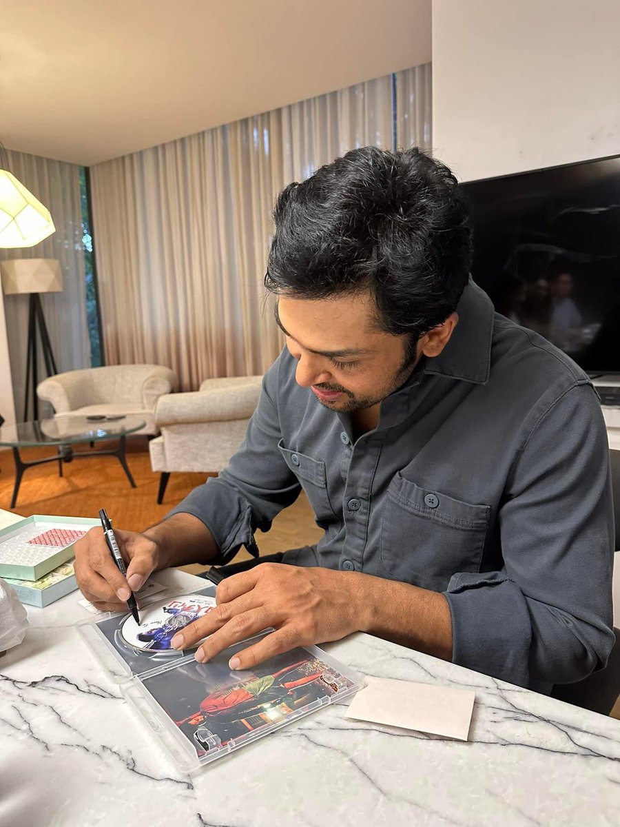 sekartweets's tweet photo. When fans from Japan met @Karthi_Offl in Chennai. They loved Karthi in #Kaithi and came to Chennai to watch #PS2! They have also watched #PS1 multiple number of times. Interesting 👌 https://t.co/ZzCDxSsWlj