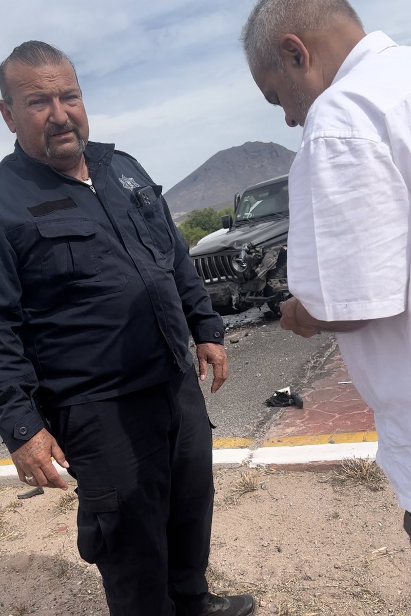 Aclaraciones sobre lo sucedido en el accidente del Boulevard Tetakawi en San Carlos:

1. El carro que circuló en sentido contrario pasó por el retén de <a href="/SonoraSeguridad/">Secretaría de Seguridad y Protección Ciudadana</a> mientras los elementos estaban comiendo.
2. Cuando empecé a grabar, el vehículo ya había recorrido varios