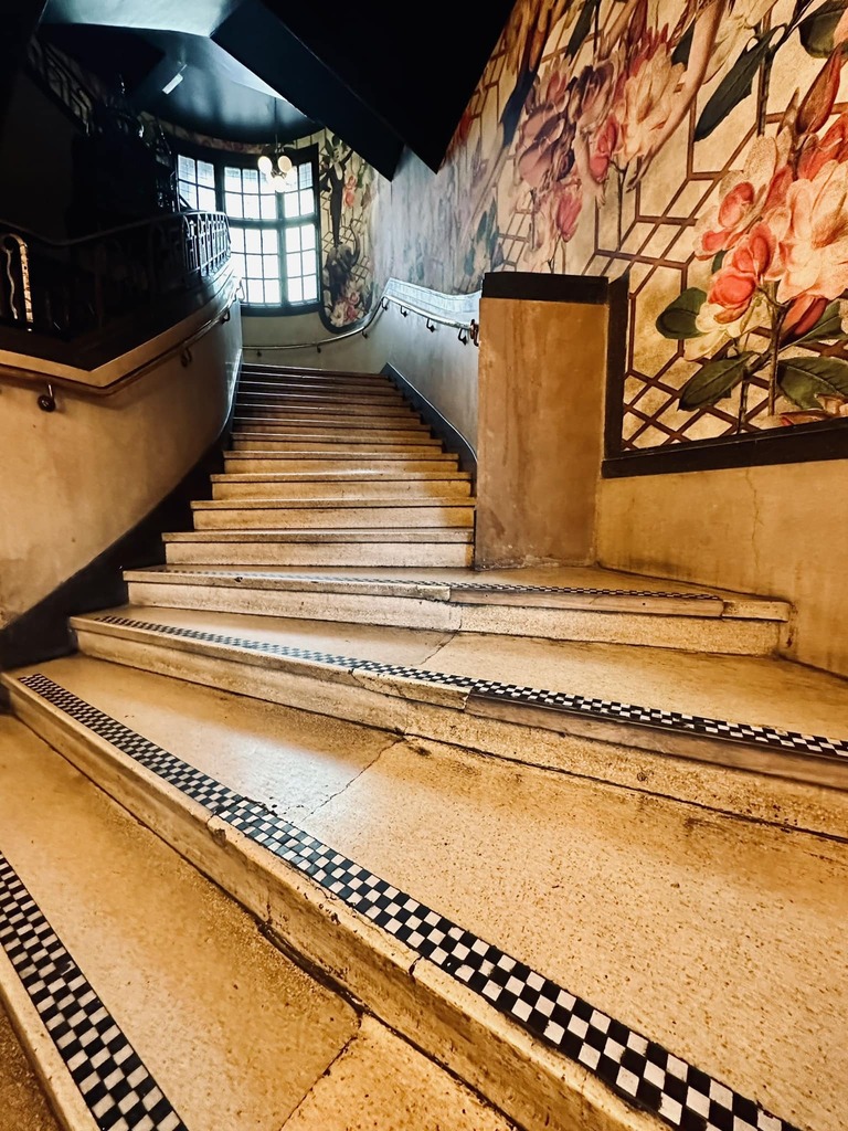 terrydebono's tweet photo. At the Bedford.  With the crew from the witness protection program. If these stairs could talk... https://t.co/8taR2bjKO1 https://t.co/xjUmiljVi2