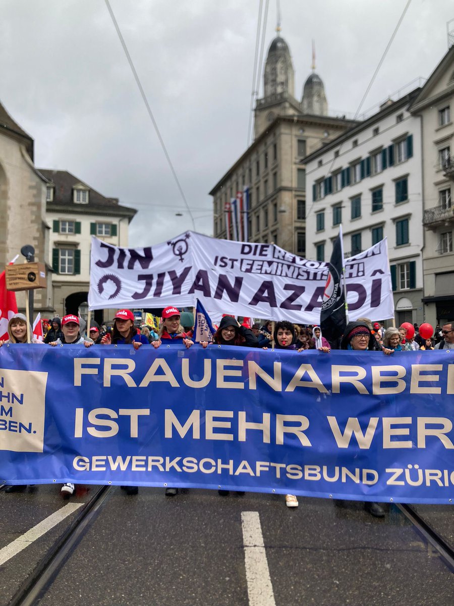 DuenkiM's tweet photo. Was für ein bestärkender 1. Mai! 🔥Zuerst am #Umzug in Zürich und danach an der 1. Mai-Feier in Stäfa. Danke fürs Organisiere, liebi SP Bezirk Meile!

Und wer mag, hier gehts zu meiner Rede: https://t.co/pgteUqPBRQ

#frauenarbeitistmehrwert #1mai #unionize #vpod #servicepublic https://t.co/y2DMlVT5o2