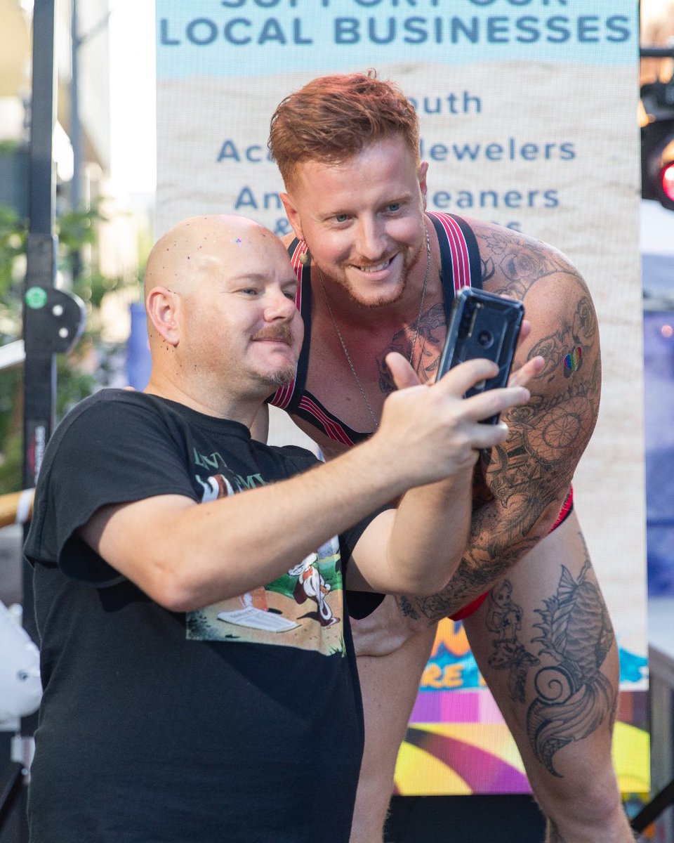 QmunityDistrict's tweet photo. But first... lemme take a selfie 🤳 https://t.co/B9cODPlR4z