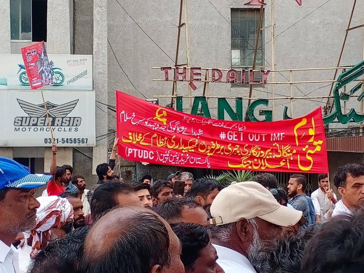 Q_Qarni_'s tweet photo. #Rawalpindi
#May1
احتجاجی ریلی میں ہزاروں کی تعداد میں مزدوروں اور نوجوانوں نے شرکت کی اور شہداۓ شکاگو کی جدوجہد کو خراج تحسین پیش کیا۔
مہنگائی، بیروزگاری، نجکاری ، ٹھیکیداری اور IMF کی پالیسیوں کے خلاف جدوجہد کا عزم کیا۔
#PTUDC
#MayDay
#MayDay2023
#GetOutIMF https://t.co/ouRnF5JR4C