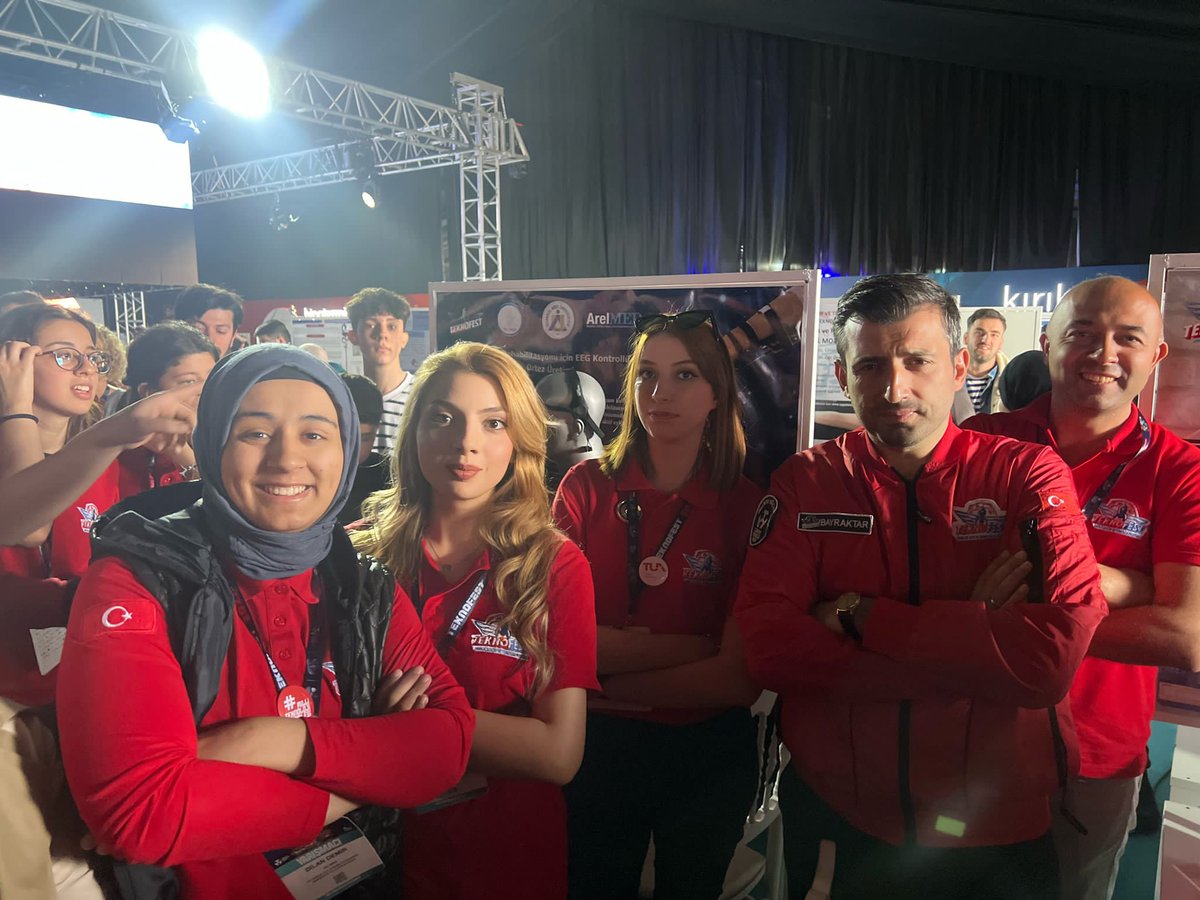 areledu's tweet photo. Dünyanın en büyük havacılık ve uzay festivali olan @teknofest 'te olmaktan dolayı gurur duyuyoruz. 🚀 🇹🇷

Milli teknolojinin kalbinin attığı #TEKNOFEST2023 'te başarılı çalışmalarıyla üniversitesimizi gururla temsil eden öğrencilerimiz ve akademisyenlerimize teşekkür ederiz. 👏 https://t.co/J6BMBUqyEe