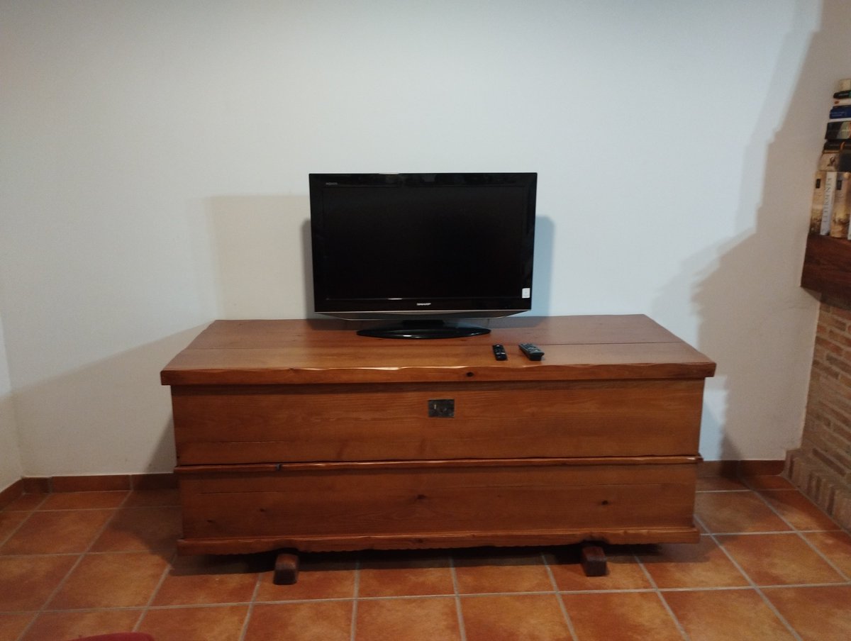 carpinteriatb's tweet photo. Impresionante baúl de #madera de pino suecia fabricado desde cero con técnicas de #carpintería tradicionales, ¡sin tornillería! Apertura frontal de puertas súper funcional y su acabado en lacado color nogal le da un toque elegante. 
#mueblesamedida 
https://t.co/M3r0wHjV2v https://t.co/lixhUSCfMZ