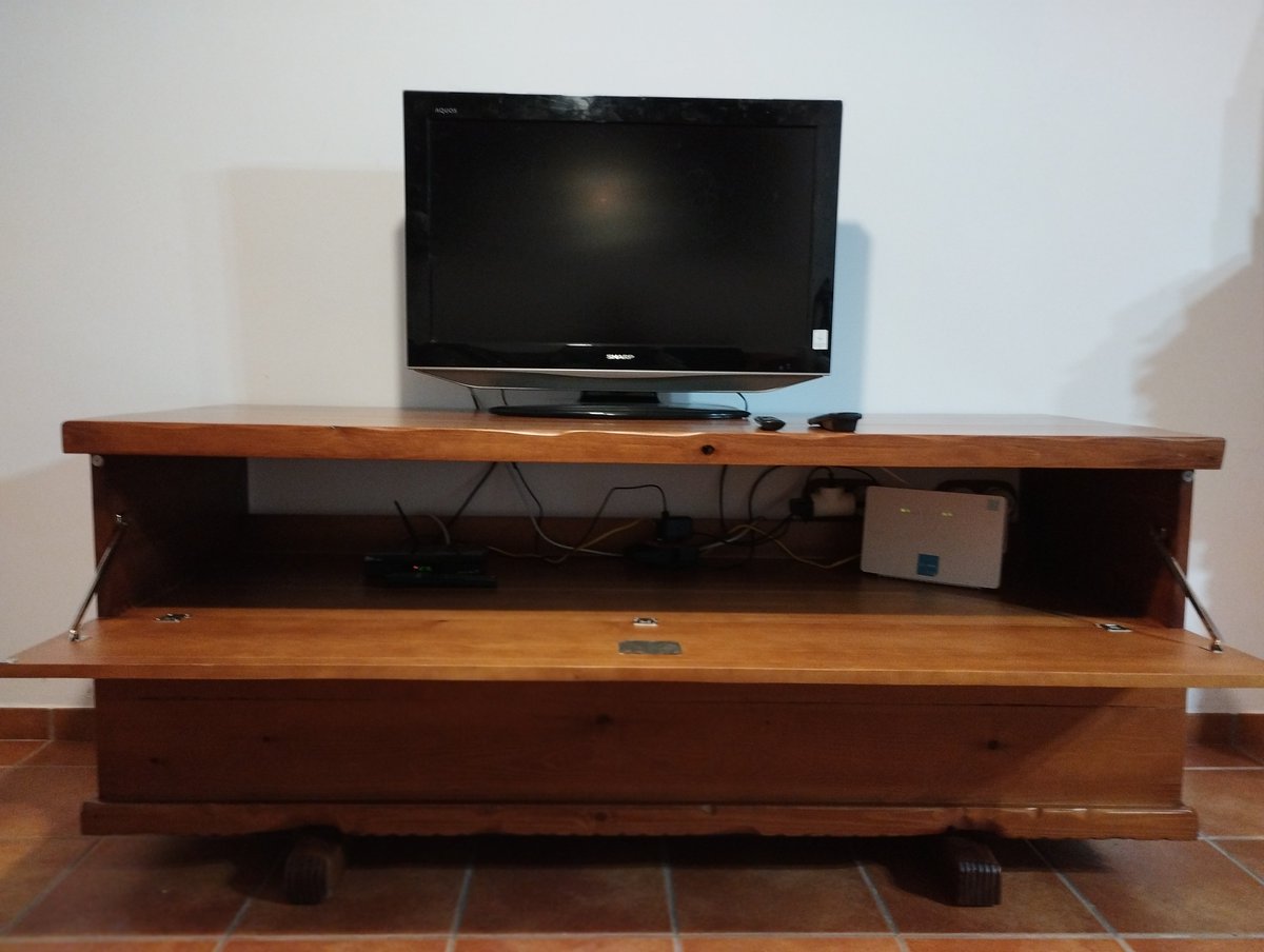 carpinteriatb's tweet photo. Impresionante baúl de #madera de pino suecia fabricado desde cero con técnicas de #carpintería tradicionales, ¡sin tornillería! Apertura frontal de puertas súper funcional y su acabado en lacado color nogal le da un toque elegante. 
#mueblesamedida 
https://t.co/M3r0wHjV2v https://t.co/lixhUSCfMZ