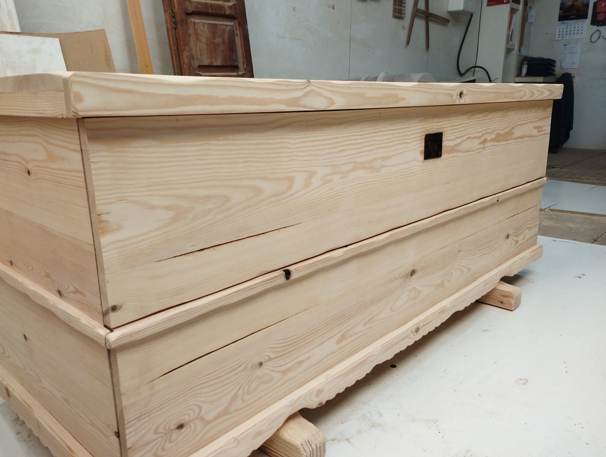 carpinteriatb's tweet photo. Impresionante baúl de #madera de pino suecia fabricado desde cero con técnicas de #carpintería tradicionales, ¡sin tornillería! Apertura frontal de puertas súper funcional y su acabado en lacado color nogal le da un toque elegante. 
#mueblesamedida 
https://t.co/M3r0wHjV2v https://t.co/lixhUSCfMZ