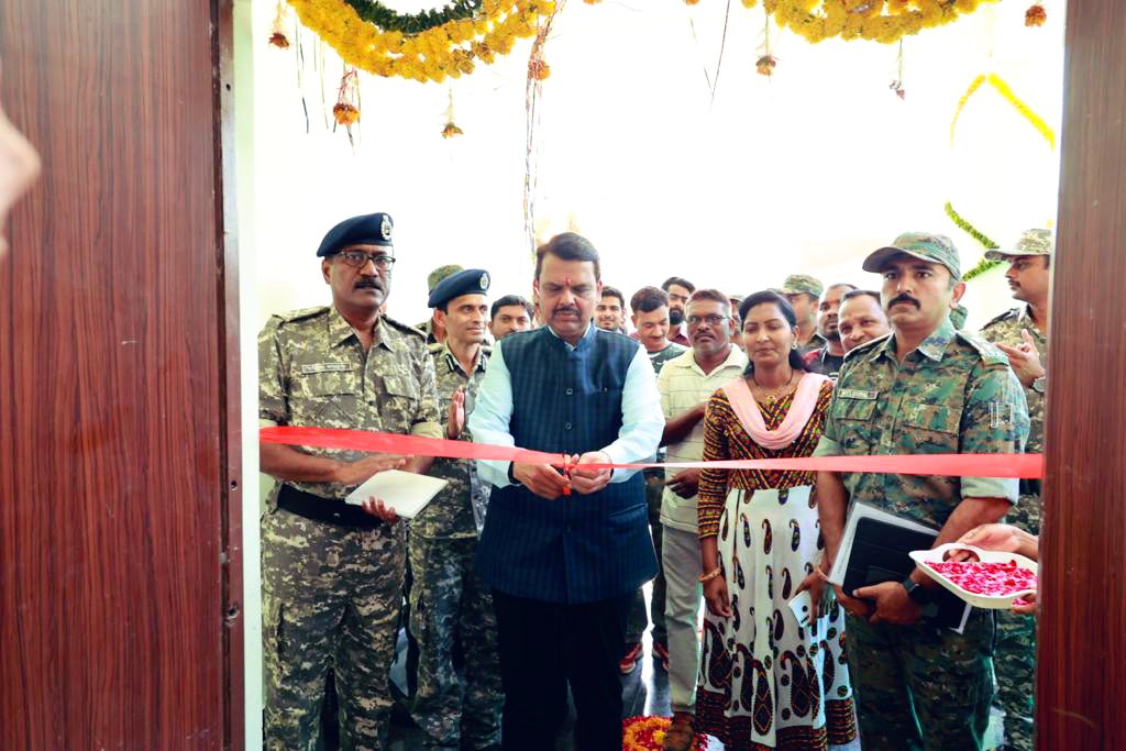 On the occasion of #MaharashtraDay, inaugurated the Administrative Building of Police Station and Joint Task Force Building at Damrancha, Aheri (District Gadchiroli).
DIG, SP, Collector, C-60 Commandos, senior police officers of Gadchiroli circle, thousands of sisters-brothers