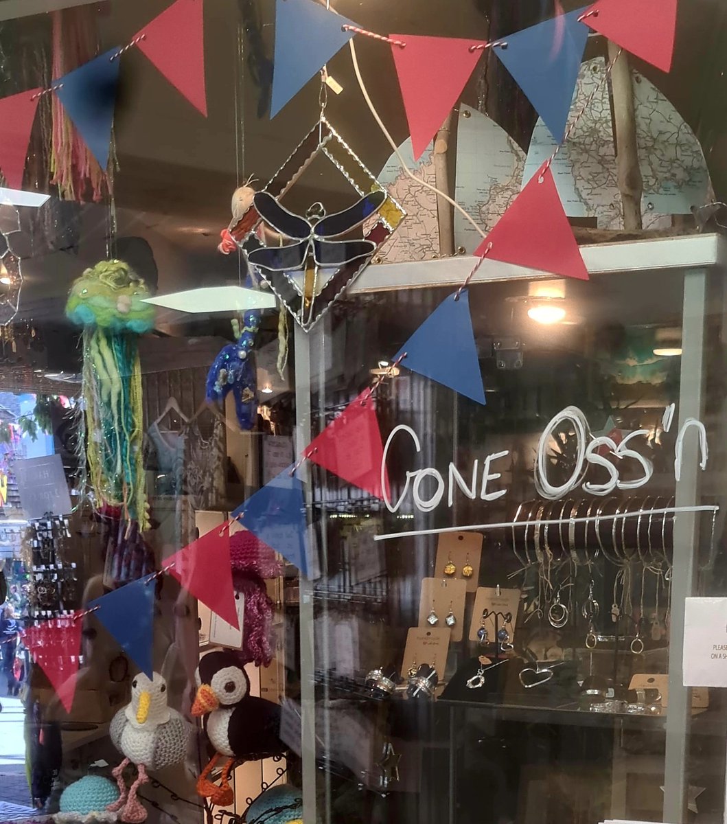 gnome_alice's tweet photo. Bin #Padstow. Took the last two grandchildren who'd not been before
Saw both parties briefly. No oss pics, but have these.
#OssOssWeeOss #MayDay #OssOss https://t.co/TZPozhKCWK