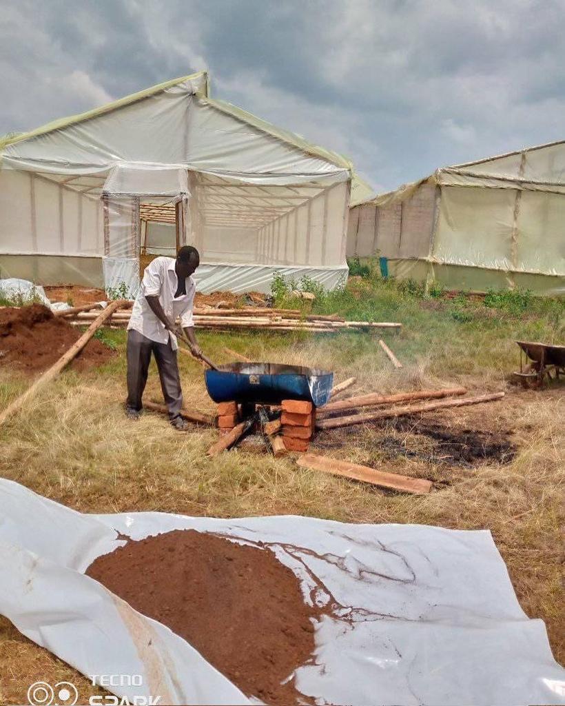 Bfarmsproducts's tweet photo. 🤷 Why do we steam our soil?
✍️ Soil steaming is regaining popularity to control weeds, soil-borne diseases and insect pests in agriculture. https://t.co/d5D9WC9a79