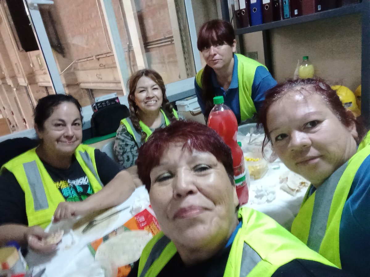 BetsySolis77's tweet photo. Aquí estoy con mis compañeras, personal de aseo de las bodegas de ikea https://t.co/Zv6qd8VYMX