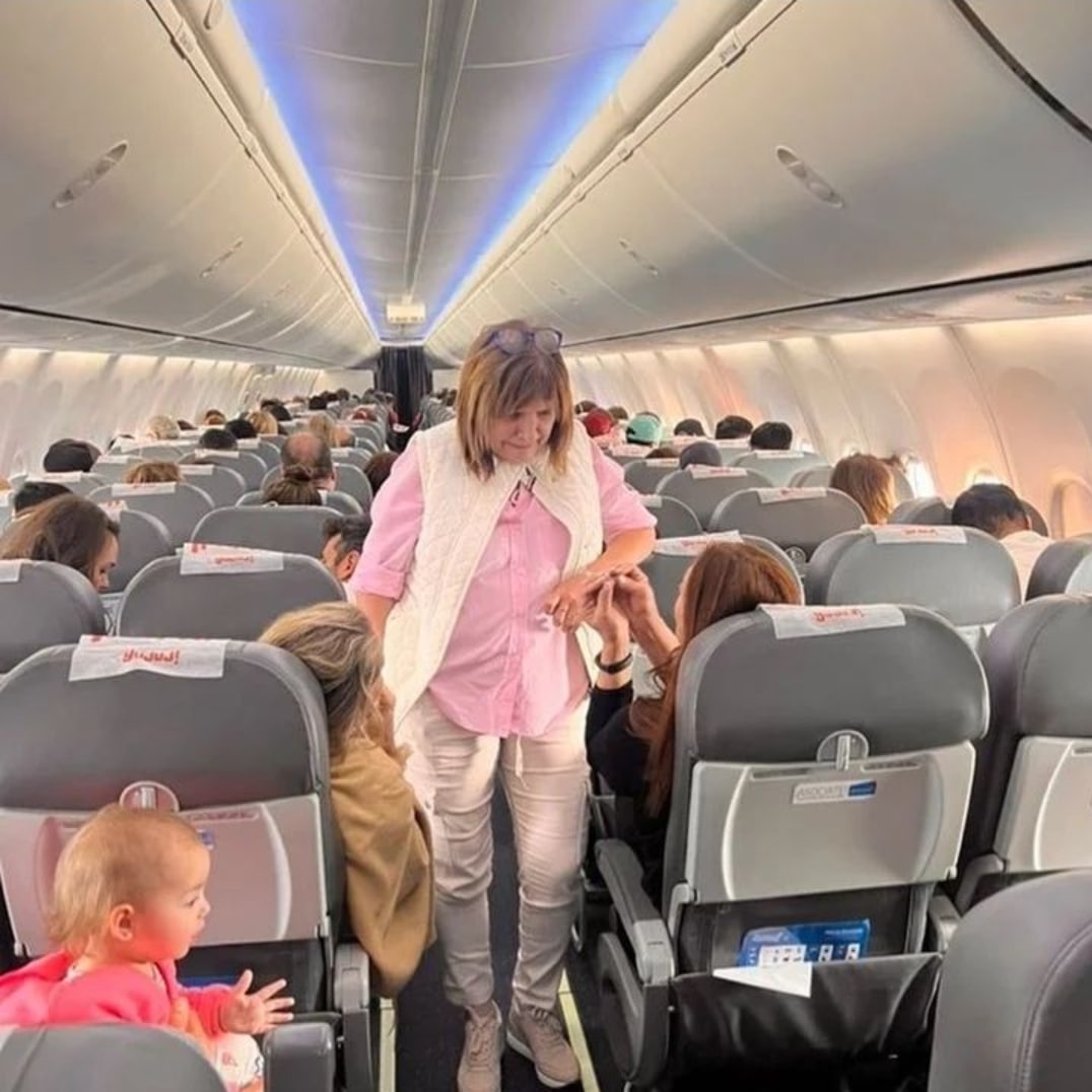 3 veces la vuelta completa al país en avión de linea, sin custodia, querida y aplaudida. La coherencia, la perseverancia y los valores se premian.