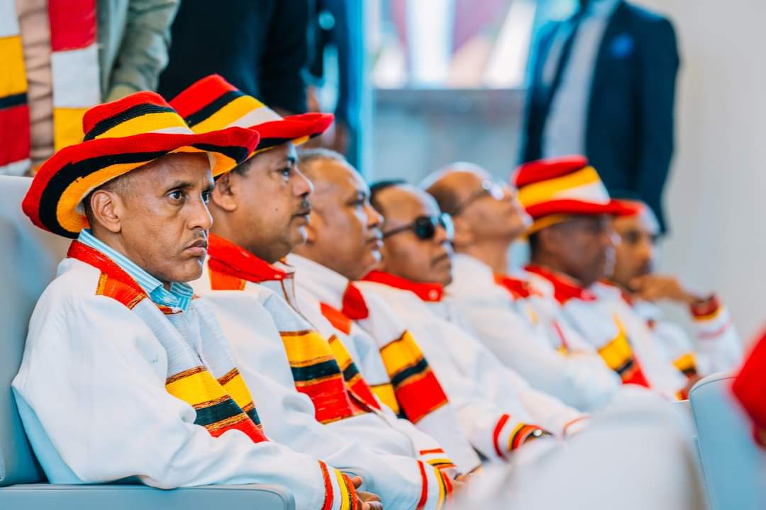 EmishawEskedar's tweet photo. ሀገር ሰላም ቢሆን በአንድ ኢንቨስተር ሊሰሩ የሚችሉ ፕሮጄክቶችን ማሰራትም ሆነ እየዞሩ ማስመረቅ የጠሚውና የሚኒስትሮች ስራ ነው? ፩ ሪዞርት ለማስመረቅ እንዲህ ሲንጋጉ ሀገር ውስጥ ካለው ነባራዊ ሁኔታ ጋር ምን ያህል ሆድና ጀርባ እንደሆኑ ያሳያል። https://t.co/mzFHramP1R