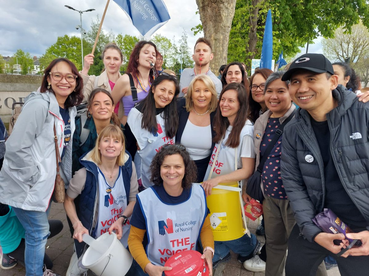 What a privilege to have both the President and the general secretary of @theRCN visit our picket line at @StGeorgesTrust ! Thank you @patcullen9
And @SheilaSobrany
@RCNLondon 
#RCNStrike