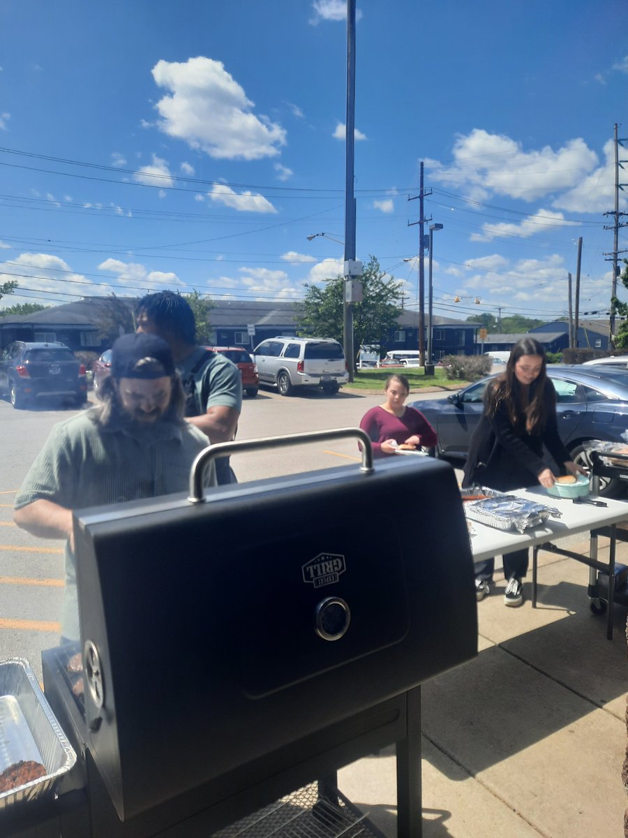 GlenviewMNPS's tweet image. A huge THANK YOU to our community partners at @ProclamationTN for coming and grilling out for our teachers and staff! Thank you for helping us celebrate teacher appreciation week!