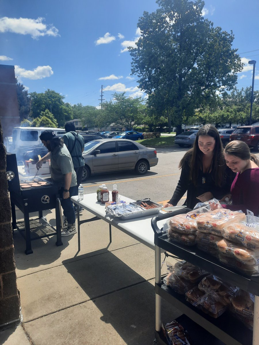 GlenviewMNPS's tweet image. A huge THANK YOU to our community partners at @ProclamationTN for coming and grilling out for our teachers and staff! Thank you for helping us celebrate teacher appreciation week!