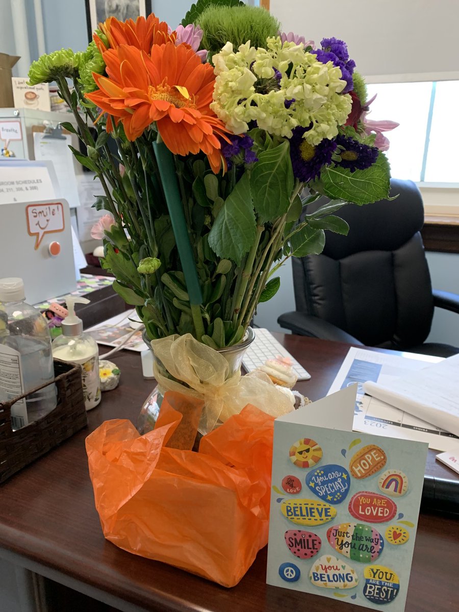 Thank you DWS PTA for the beautiful flowers and heartwarming card! I feel so loved today for National School Principal day 💖 ⁦@WeehawkenTSD⁩ ⁦@bcalligy⁩ ⁦@DWS_PTA⁩