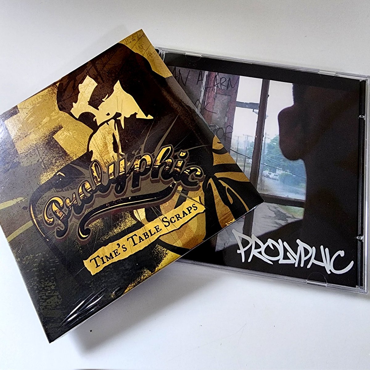 SFRupdates's tweet photo. #MopesMonday RARE RESTOCK π¨
A bonus benefit of @Mopes_SFR returning to the stage is that it caused him to dig into his personal merch stash, & he uncovered 2 previously out-of-print titles from his early #Prolyphic days!
Available while they last at https://t.co/NdNH09Ho0f! https://t.co/U1556eFl5Z