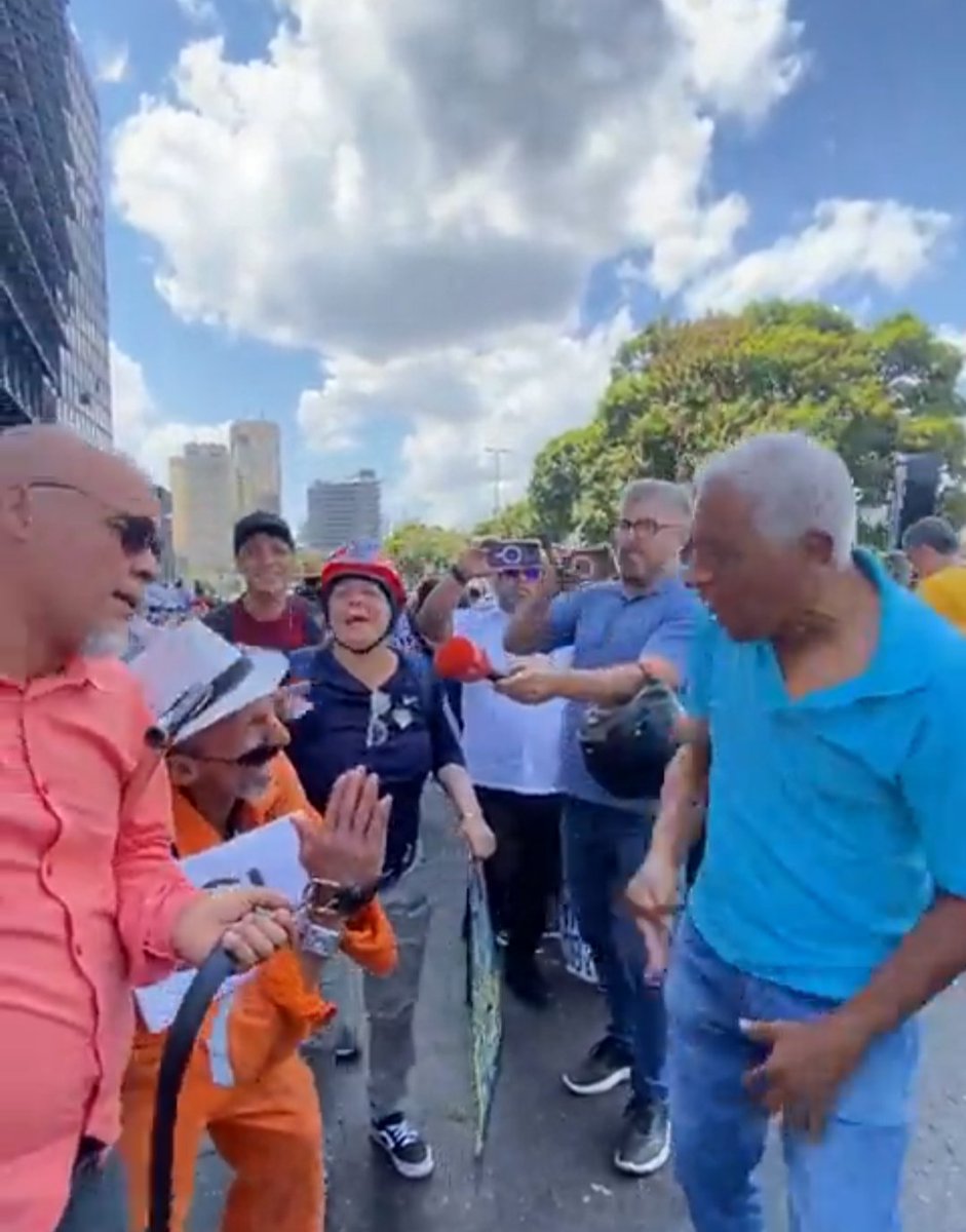 FteMujeresVzla's tweet photo. #NoEsCualquier1DeMayo
#DiaDelTrabajador
#VenezuelaProtesta
#SueldosDeHambre
Frente Amplio de Mujeres presentes acompañando a los trabajadores. https://t.co/2n7LyNhVB1