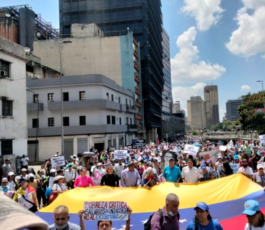 FteMujeresVzla's tweet photo. #NoEsCualquier1DeMayo
#DiaDelTrabajador
#VenezuelaProtesta
#SueldosDeHambre
Frente Amplio de Mujeres presentes acompañando a los trabajadores. https://t.co/2n7LyNhVB1