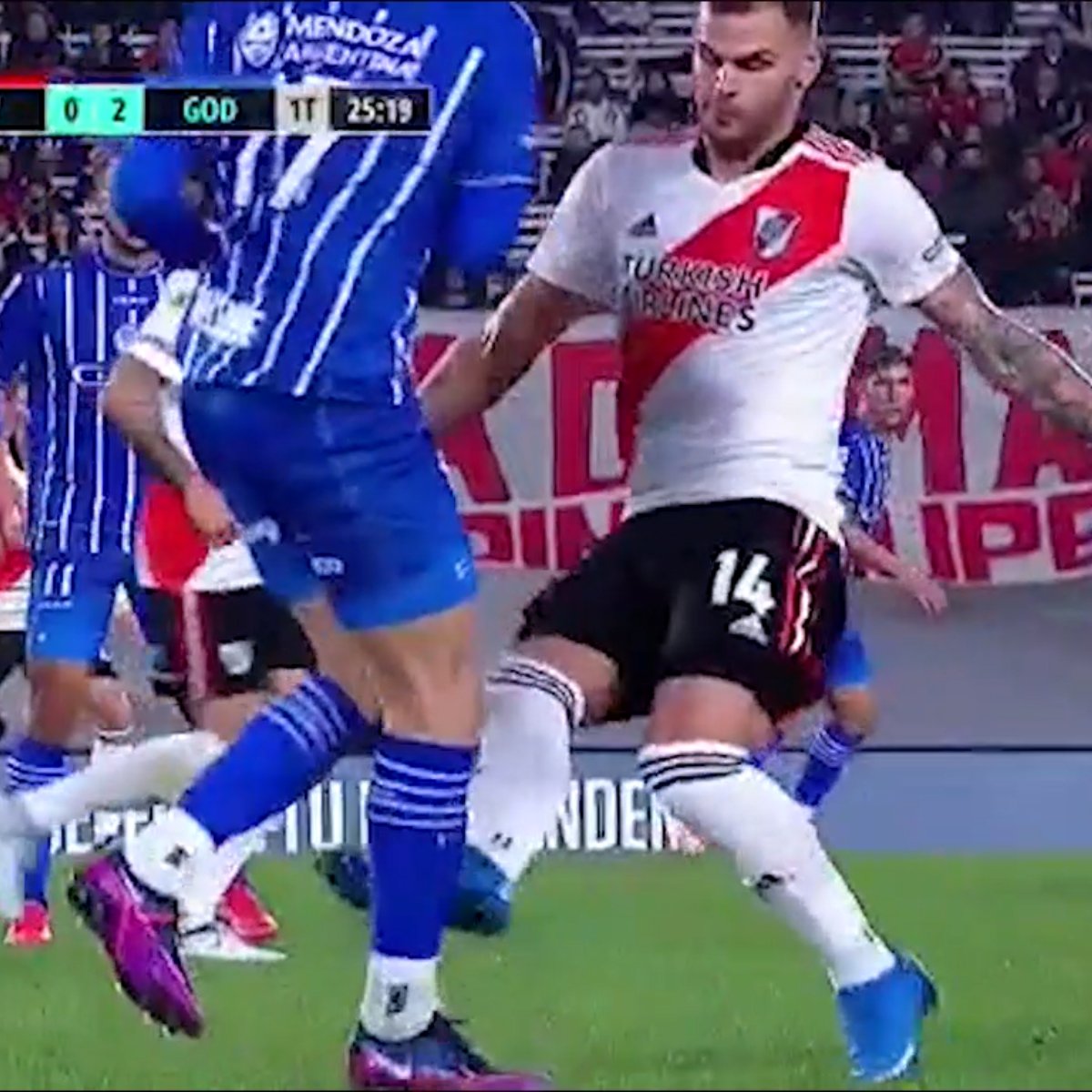 FerBurruso's tweet photo. ¿Por qué será que cuando no echan jugadores de Riber los medios no hacen foco? https://t.co/BpckrmNYq5