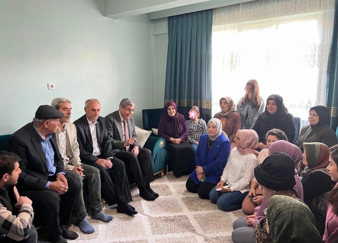 EyupOzkececi's tweet photo. 🏡Taşdemir Hanesi

Saygıdeğer Suat Bey ve kıymetli ailesini ziyaret ettik. Talep ve önerilerini dinledik.

#14Mayıs2023 seçim çalışmalarımızı anlatarak, desteklerine talip olduk.

Hükümetimize duydukları güven için minettarım.

#TürkiyeYüzyılı ile daha güzel işler yapacağız... https://t.co/6E30Kh5Tn1