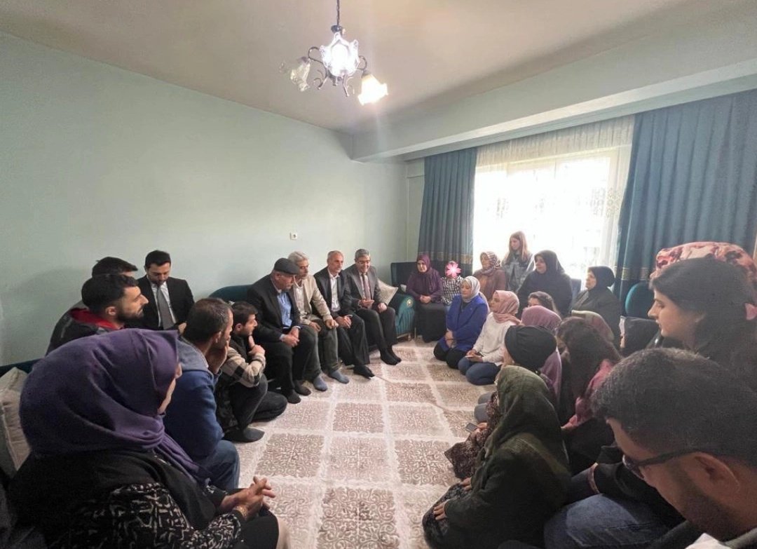 EyupOzkececi's tweet photo. 🏡Taşdemir Hanesi

Saygıdeğer Suat Bey ve kıymetli ailesini ziyaret ettik. Talep ve önerilerini dinledik.

#14Mayıs2023 seçim çalışmalarımızı anlatarak, desteklerine talip olduk.

Hükümetimize duydukları güven için minettarım.

#TürkiyeYüzyılı ile daha güzel işler yapacağız... https://t.co/6E30Kh5Tn1