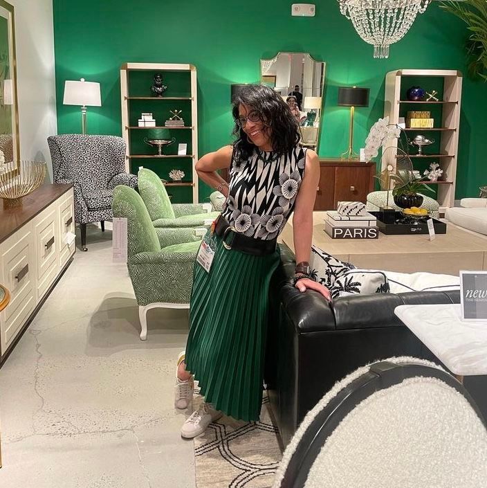 LA_Designs's tweet image. Having fun color coordinating with the background at #sherrillfurniture during High Point. This show was so instrumental just meeting and connecting.  So worth it!⁣
I created a blog on Green. Check it out in my bio link under Blog.
