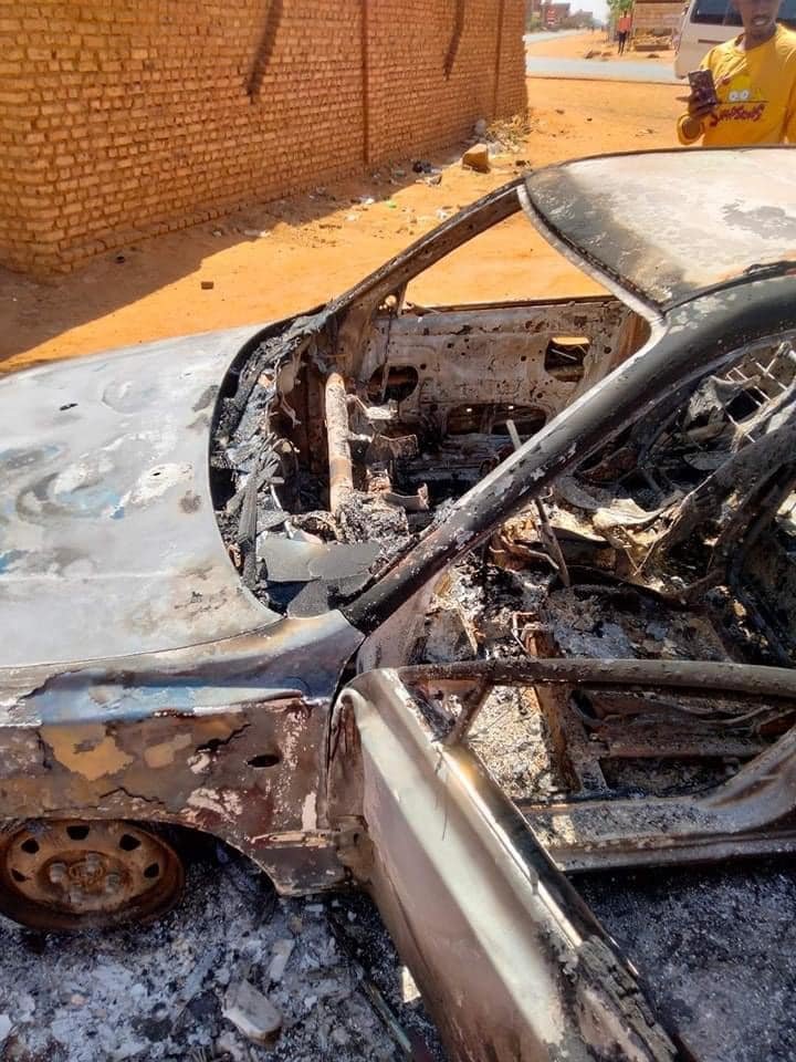 Sudan_tweet's tweet photo. عثرت غرفة طوارئ صالحة على عربة "أكسنت" بالرقم " خ3 94237 " ، غرب محطة ودبكراوي محترقة وبها 3 جثث متفحمة.
منذ صباح اليوم و إلى كتابة هذه المناشدة لم تصل الجهات المختصة لمعاينة السيارة والجثث، ونناشد المواطنين الابتعاد عن موقع الحادث.
#السودان https://t.co/uZKWPI97EL