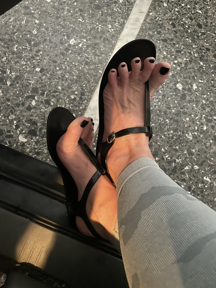 QueenRedFPH's tweet photo. Monday! Back to work! Lick it clean! 🦶

@rt_feet @MistressPromo_ @RTLoveFeet @NNGIRLZZZZ https://t.co/bNEPk73f24
